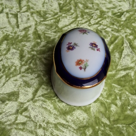 Petite fleur auf feinstem Thüringer Porzellan. 