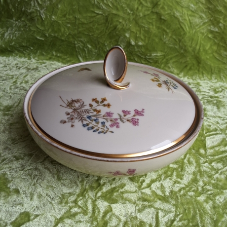 Naturblumen auf Elfenbein mit Goldrand. Fürstenberg. 
