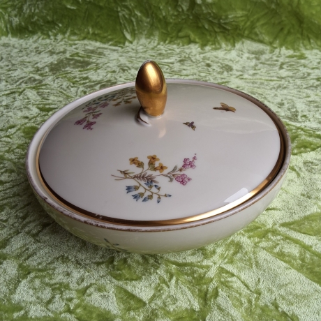 Naturblumen auf Elfenbein mit Goldrand. Fürstenberg. 