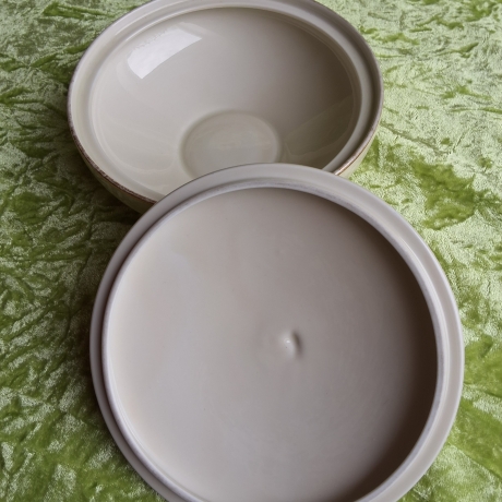 Naturblumen auf Elfenbein mit Goldrand. Fürstenberg. 