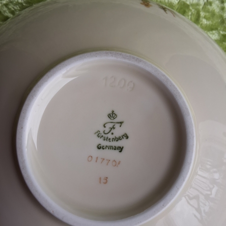 Naturblumen auf Elfenbein mit Goldrand. Fürstenberg. 