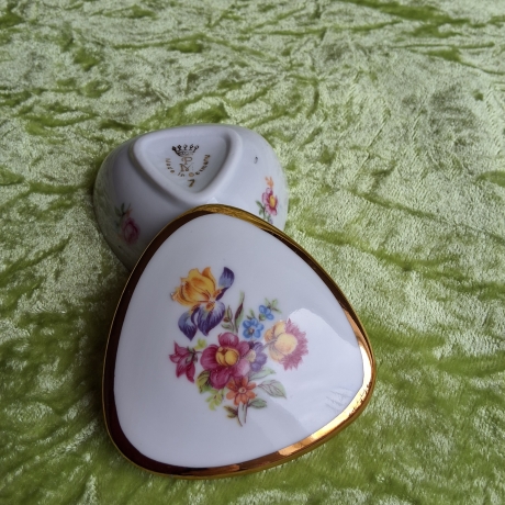 Farbenfrohe Landblumen mit Gold eingefasst. 