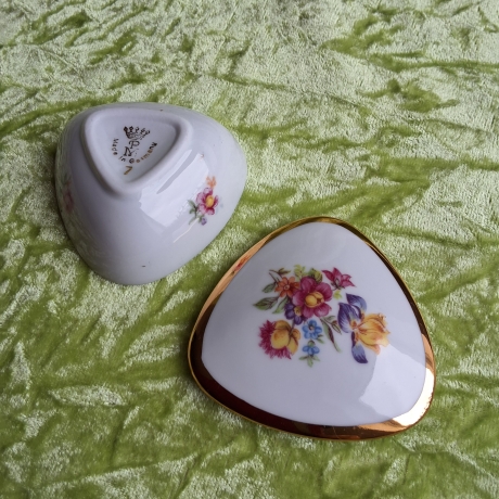 Farbenfrohe Landblumen mit Gold eingefasst. 