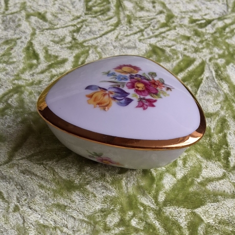 Farbenfrohe Landblumen mit Gold eingefasst. 