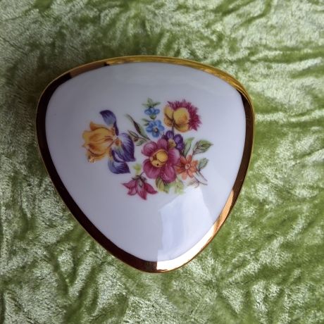 Farbenfrohe Landblumen mit Gold eingefasst. 