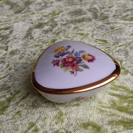 Farbenfrohe Landblumen mit Gold eingefasst. 