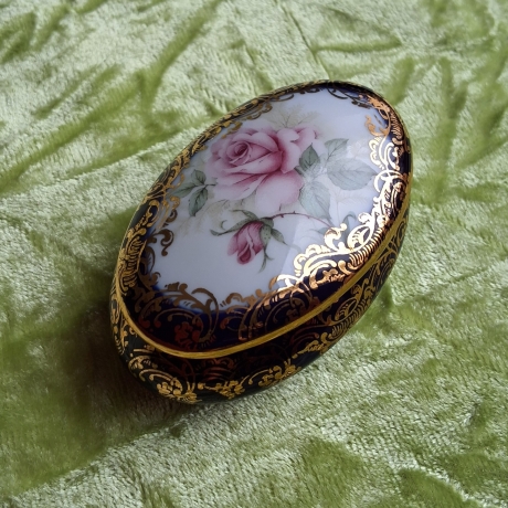 Französische Rose mit exklusiv-prachtvollen Goldornamenten