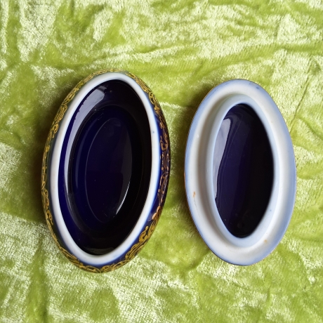 Französische Rose mit exklusiv-prachtvollen Goldornamenten