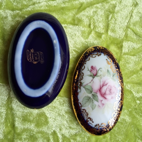 Französische Rose mit exklusiv-prachtvollen Goldornamenten