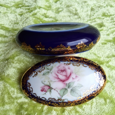 Französische Rose mit exklusiv-prachtvollen Goldornamenten