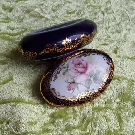 Französische Rose mit exklusiv-prachtvollen Goldornamenten