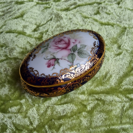 Französische Rose mit exklusiv-prachtvollen Goldornamenten