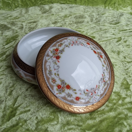 Filigrane Petite fleur Girlanden in harmonisch-warmen Farben.