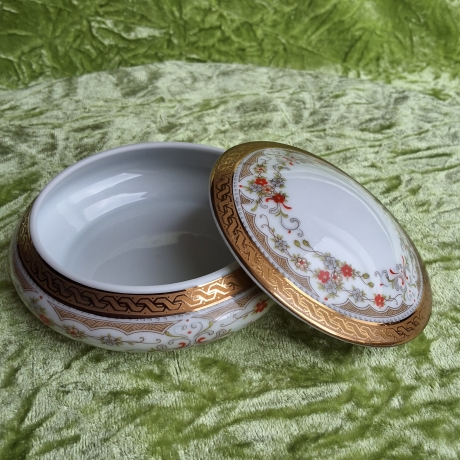 Filigrane Petite fleur Girlanden in harmonisch-warmen Farben.