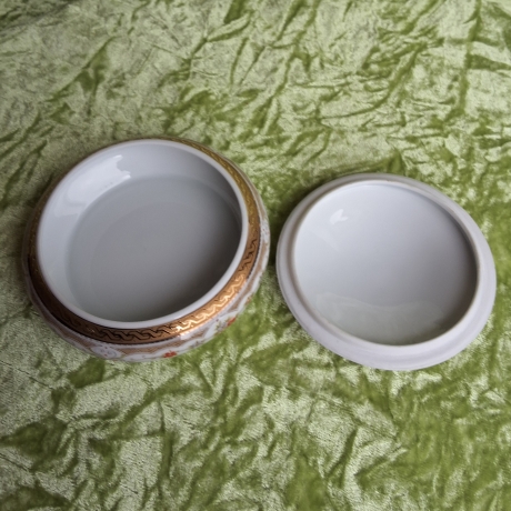 Filigrane Petite fleur Girlanden in harmonisch-warmen Farben.