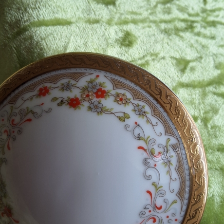 Filigrane Petite fleur Girlanden in harmonisch-warmen Farben.