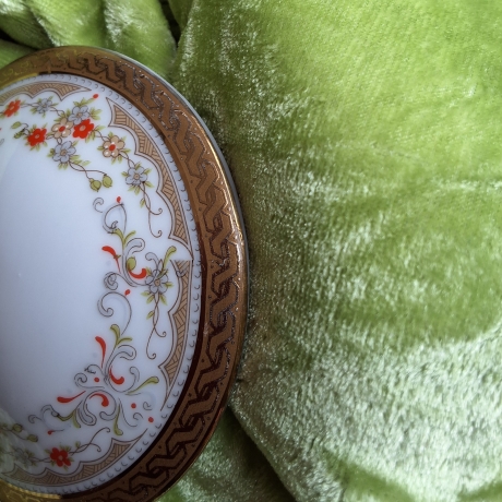 Filigrane Petite fleur Girlanden in harmonisch-warmen Farben.