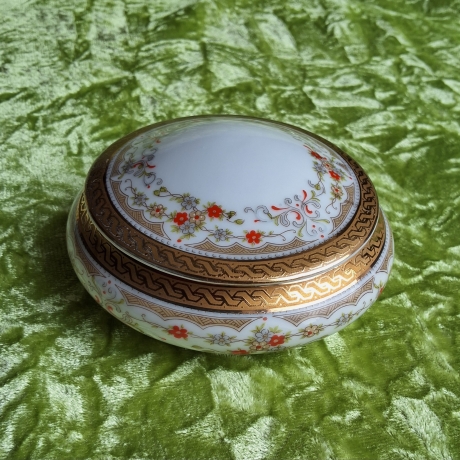 Filigrane Petite fleur Girlanden in harmonisch-warmen Farben.