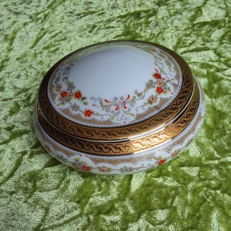 Filigrane Petite fleur Girlanden in harmonisch-warmen Farben.