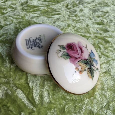 Zarte Blütenschönheiten auf Elfenbein - Rose mit Glockenblume.