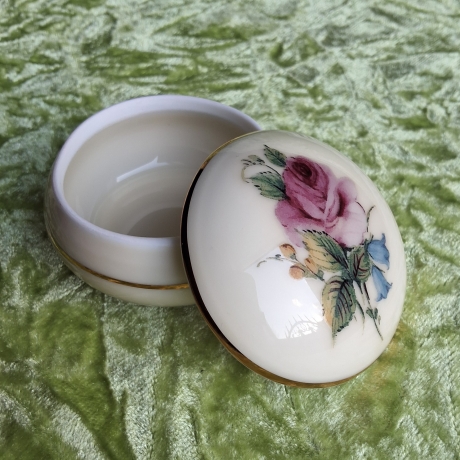 Zarte Blütenschönheiten auf Elfenbein - Rose mit Glockenblume.