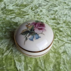 Zarte Blütenschönheiten auf Elfenbein - Rose mit Glockenblume.