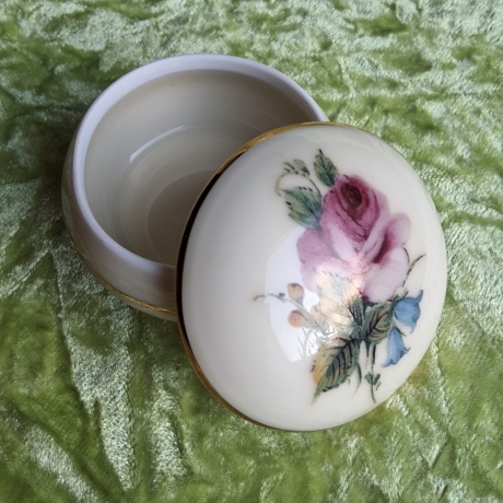 Zarte Blütenschönheiten auf Elfenbein - Rose mit Glockenblume.