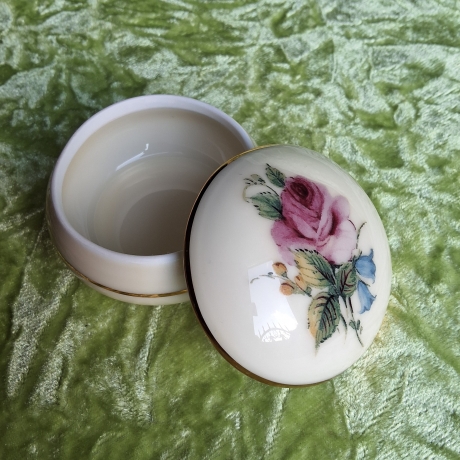 Zarte Blütenschönheiten auf Elfenbein - Rose mit Glockenblume.