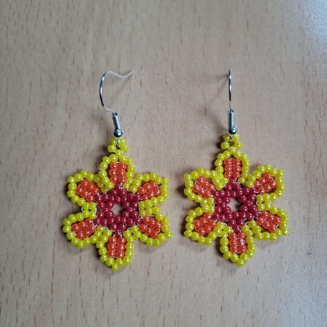 Ohrringe aus Perlen, gelb/orange/rot, Handarbeit
