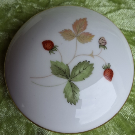 Wilde Erdbeeren auf englischem Porzellan. Goldrand.