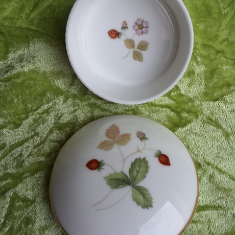 Wilde Erdbeeren auf englischem Porzellan. Goldrand.