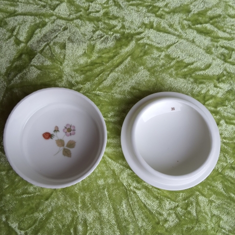 Wilde Erdbeeren auf englischem Porzellan. Goldrand.