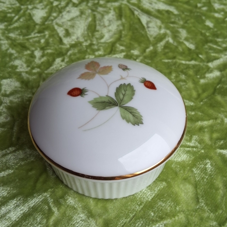 Wilde Erdbeeren auf englischem Porzellan. Goldrand.