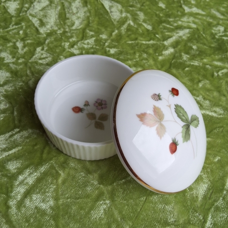 Wilde Erdbeeren auf englischem Porzellan. Goldrand.