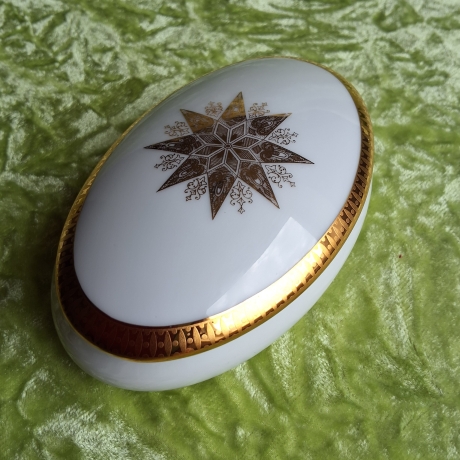 Der Stern im Stern. Filigrane Goldornamentik. Goldrand.