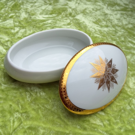 Der Stern im Stern. Filigrane Goldornamentik. Goldrand.