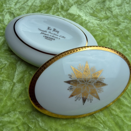 Der Stern im Stern. Filigrane Goldornamentik. Goldrand.