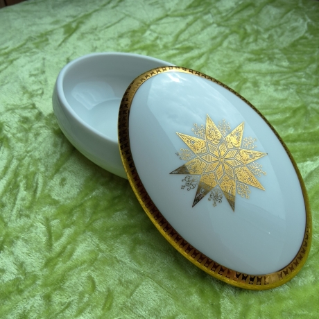 Der Stern im Stern. Filigrane Goldornamentik. Goldrand.