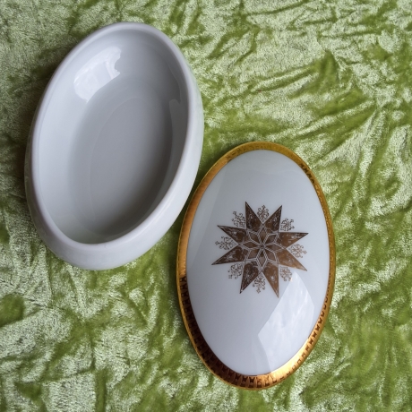 Der Stern im Stern. Filigrane Goldornamentik. Goldrand.