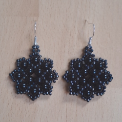 Ohrringe aus Perlen, schwarz Handarbeit