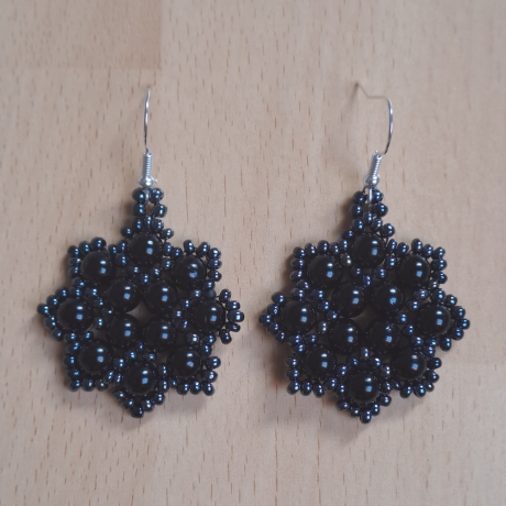 Ohrringe aus Perlen, schwarz Handarbeit