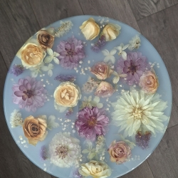 Beistelltisch aus Epoxidharz, echte Blumen! Ein Unikat
