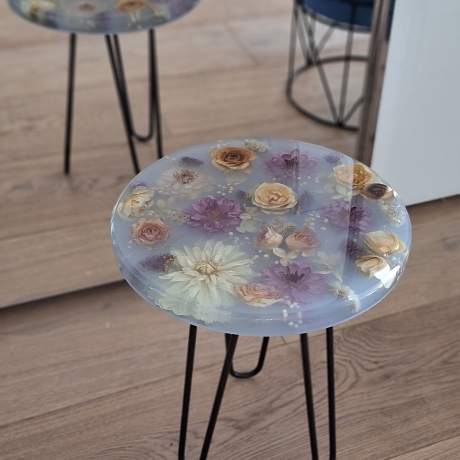 Beistelltisch aus Epoxidharz, echte Blumen! Ein Unikat