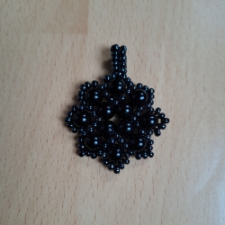 Kettenanhänger aus Perlen,schwarz, Handarbeit