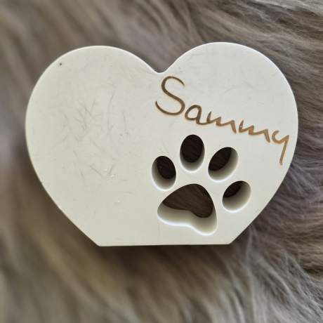 Erinnerungspfote stehend aus Giesskeramik mit Tierhaaren