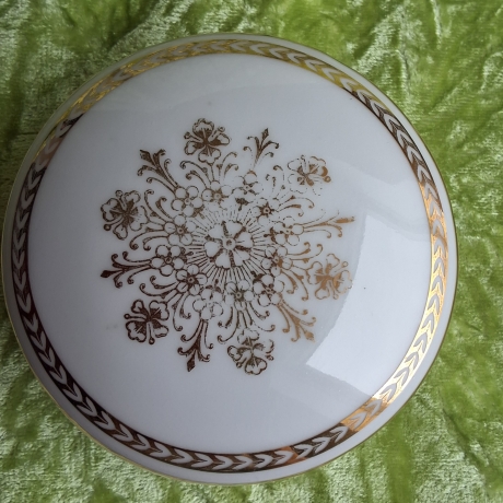 Schneeflockenzauber. Filigrane Goldornamentik. Goldrand.