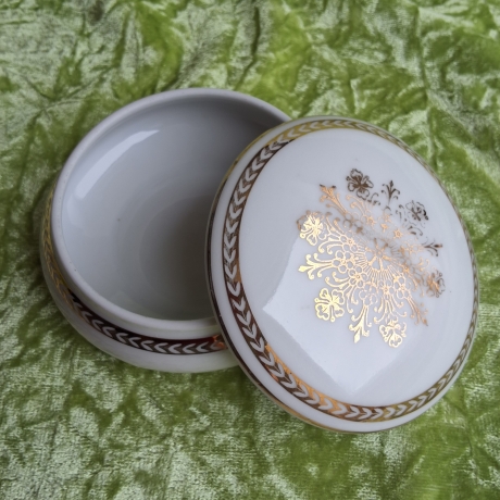 Schneeflockenzauber. Filigrane Goldornamentik. Goldrand.