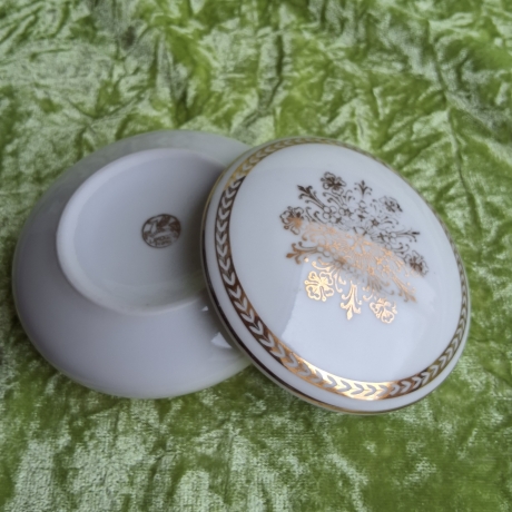 Schneeflockenzauber. Filigrane Goldornamentik. Goldrand.