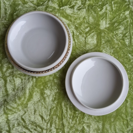 Schneeflockenzauber. Filigrane Goldornamentik. Goldrand.