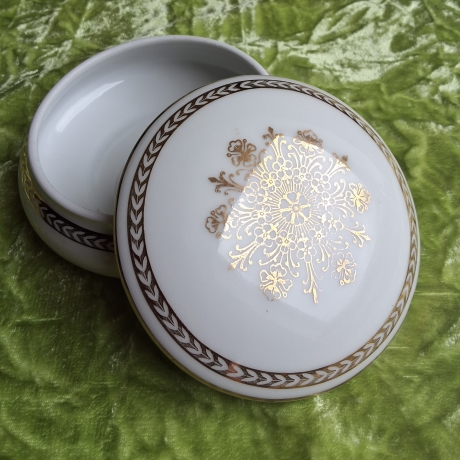 Schneeflockenzauber. Filigrane Goldornamentik. Goldrand.